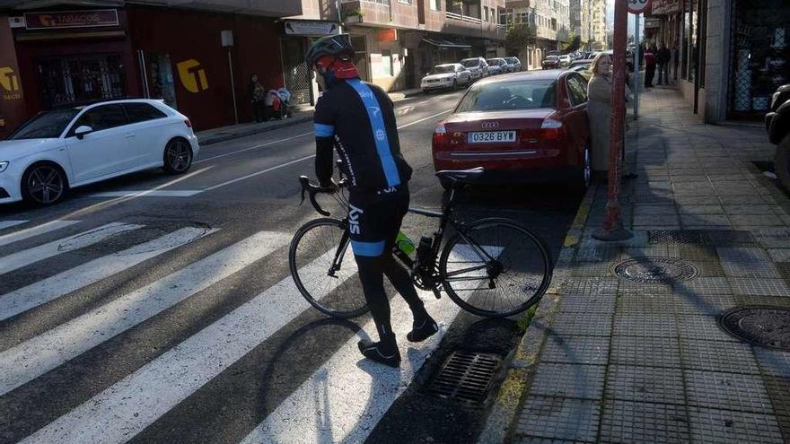 El padre del herido y, a la derecha, la conductora implicada junto a su coche. // Noé Parga