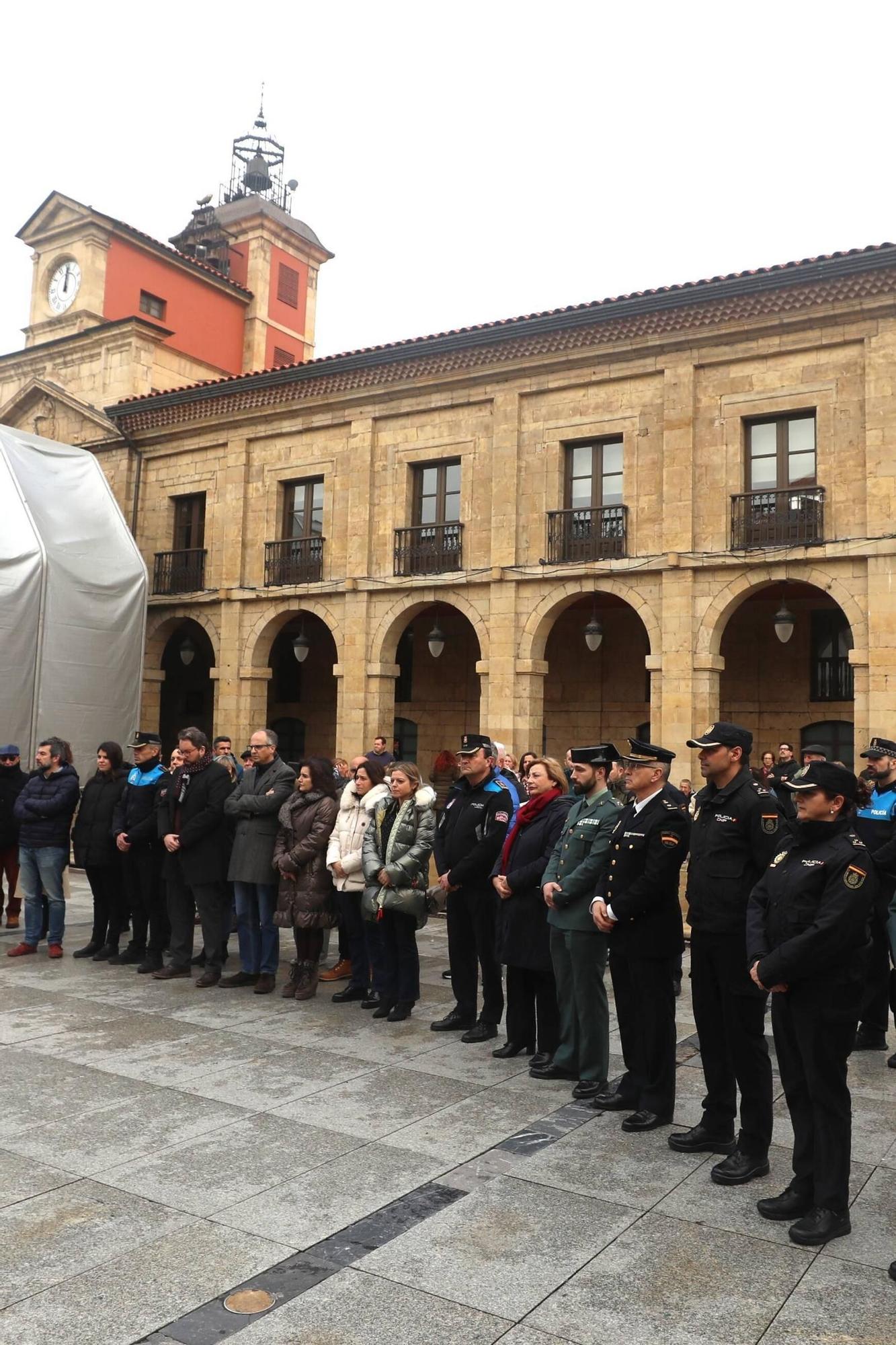 EN IMÁGENES: Avilés se suma al minuto de silencio por el asesinato en acto de servicio de dos guardias civiles en Barbate