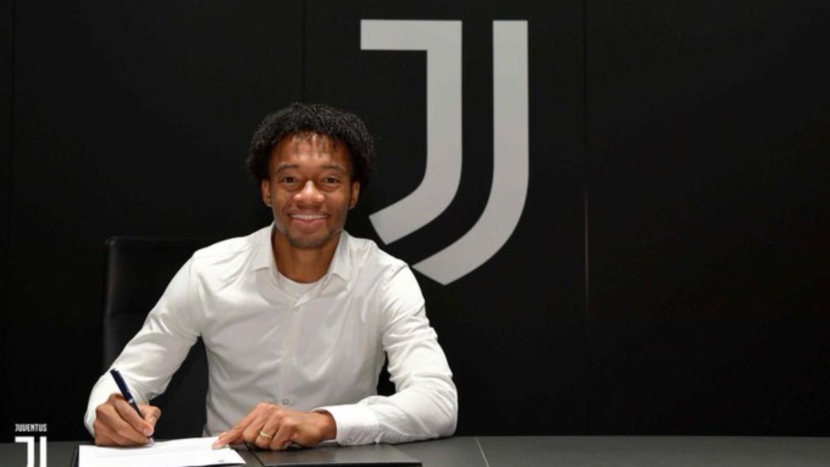 Cuadrado firmando su renovación