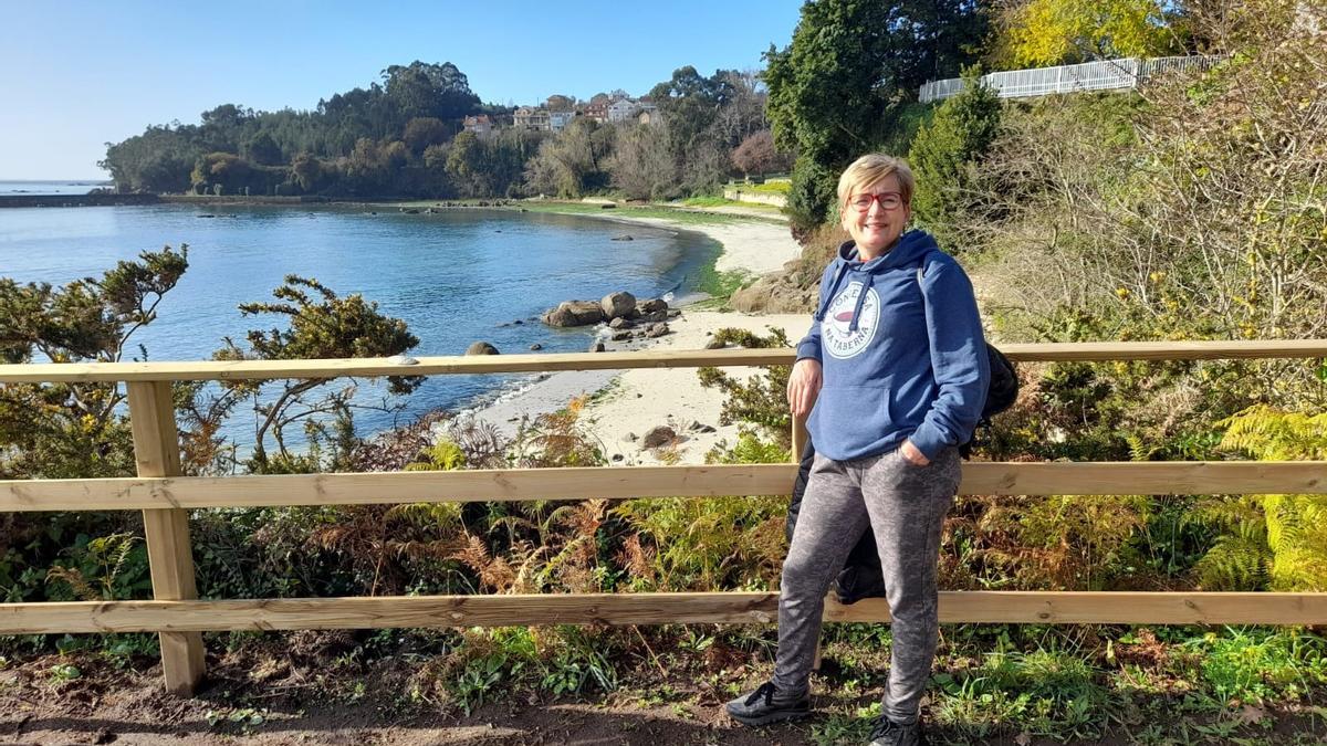 La edil de Turismo de Moaña, Coral Ríos, en el litoral de Tirán.