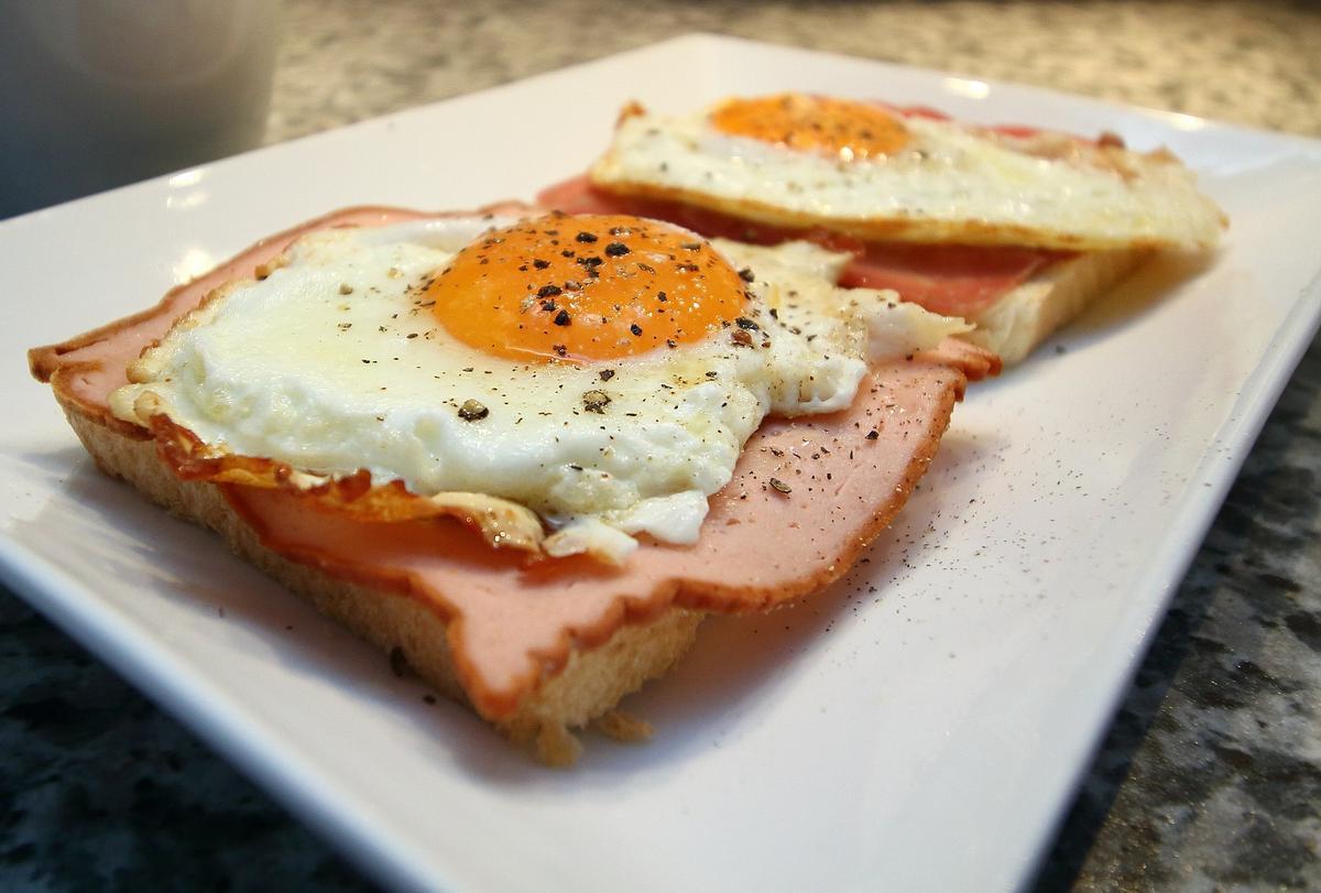 El error (que todos hacemos) al cocinar huevos fritos y que aumenta el riesgo de salmonelosis