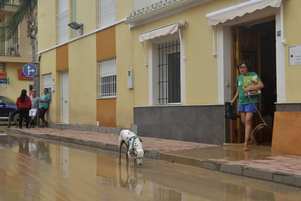 Los vecinos tratan de limpiar sus casas y las calles