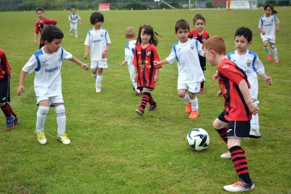 Un momento del torneo de fútbol base celebrado en Valga, que reunió a 1.200 espectadores.