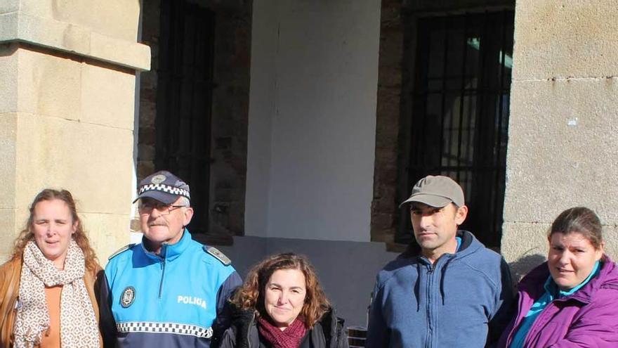 La edil Natividad Fernández, Adolfo Loza, Ana Vigón y los trabajadores de Finca El Cabillón José Manuel Fernández y Mónica Monteagudo, ayer en Tapia.