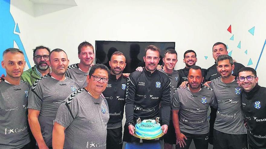 Aritz López Garai cumplió ayer 39 años y sus ayudantes le sorprendieron con una tarta al final del entrenamiento.