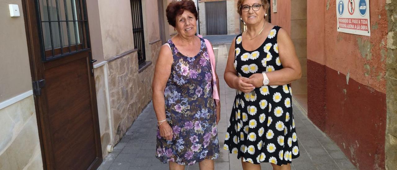 Julia y Vicenta, dos de las primeras vecinas que regresaron ayer a Alcalà de la Jovada