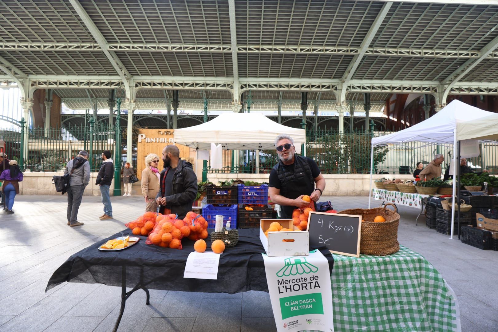 Se instala en el mercadillo de fruta y verdura en el Mercado de Colón