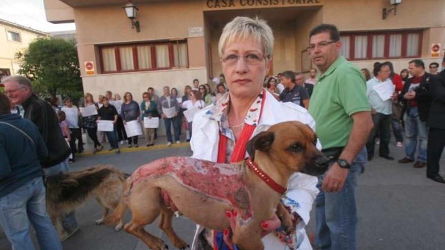 El pequeño Rex, en brazos de su dueña, durante la concentración de ayer en Pinoso.