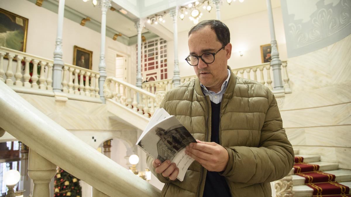 Juan Ignacio Ferrández posa con su nuevo libro.