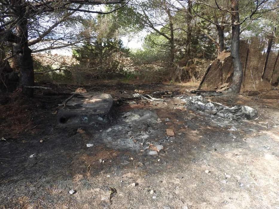 Unos 250 metros de bosque de pinos, una pequeña autocaravana y varias embarcaciones semiabandonadas ardieron esta madrugada en un solar situado en el camino de Can Simonet en la venda de ses Roques.