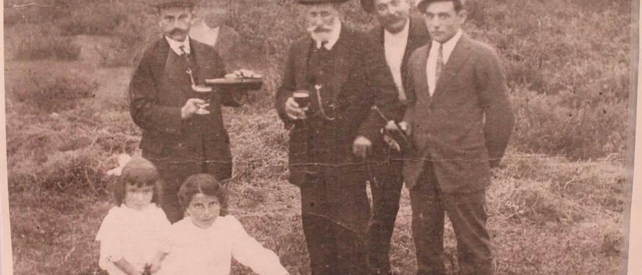 La fotografía exhibida en Lugones en la que puede verse &quot;el fantasma&quot;.