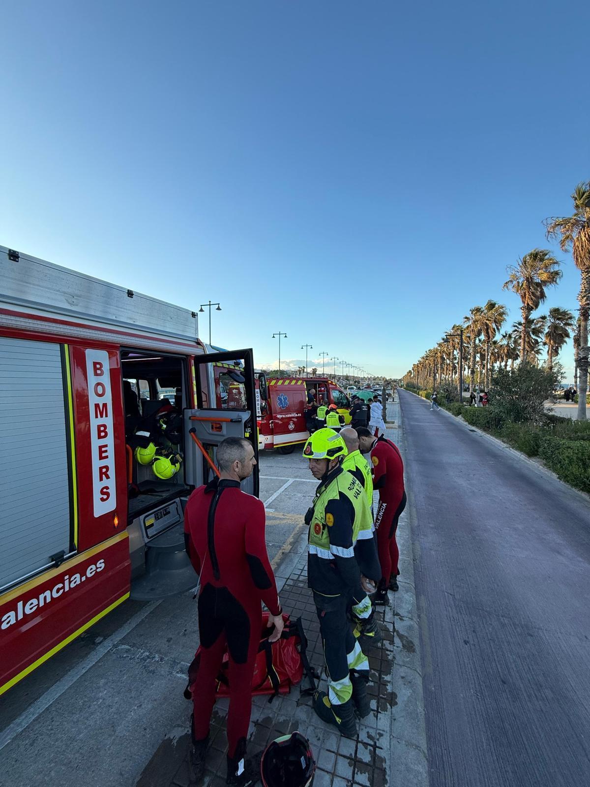 Los bomberos de València han intervenido en el rescate.