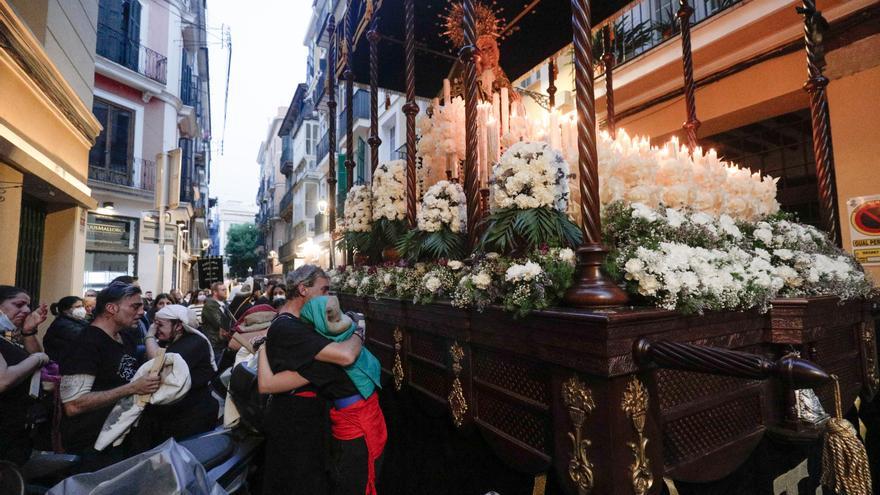 Angustia y lloros desconsolados: la Cofradía de Las Angustias se retira de la procesión del Santo Entierro
