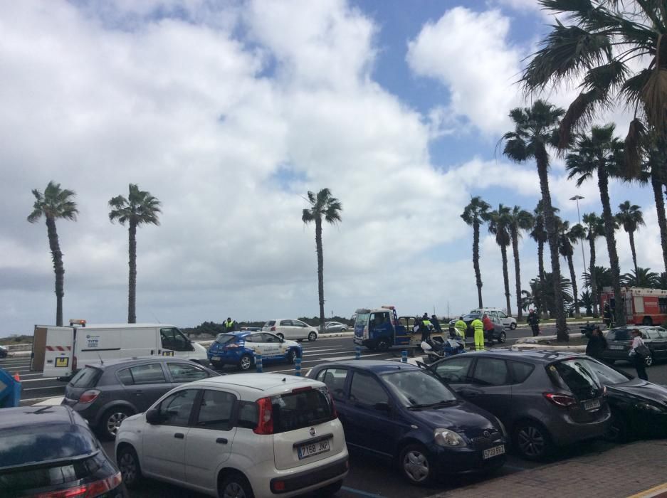 Un coche vuelca en la Avenida Marítima