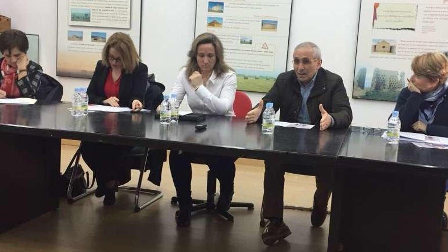 Ponentes en el coloquio organizado por el PSOE de Tierra de Campos.