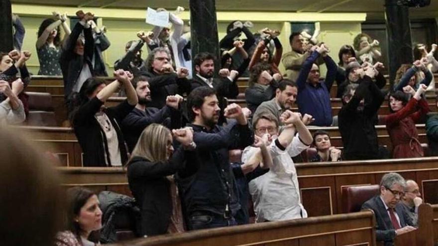 Diputados de Podemos, con Antón Gómez-Reino en el centro, durante la sesión en el Congreso.