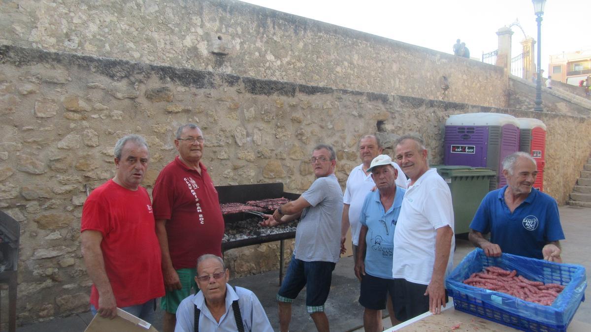 Los clavarios de Sant Roc ocupados en la ‘torrà’.