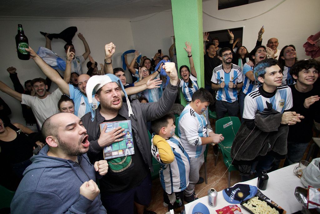 Aficionados argentinos en Murcia: partido, penaltis y celebración