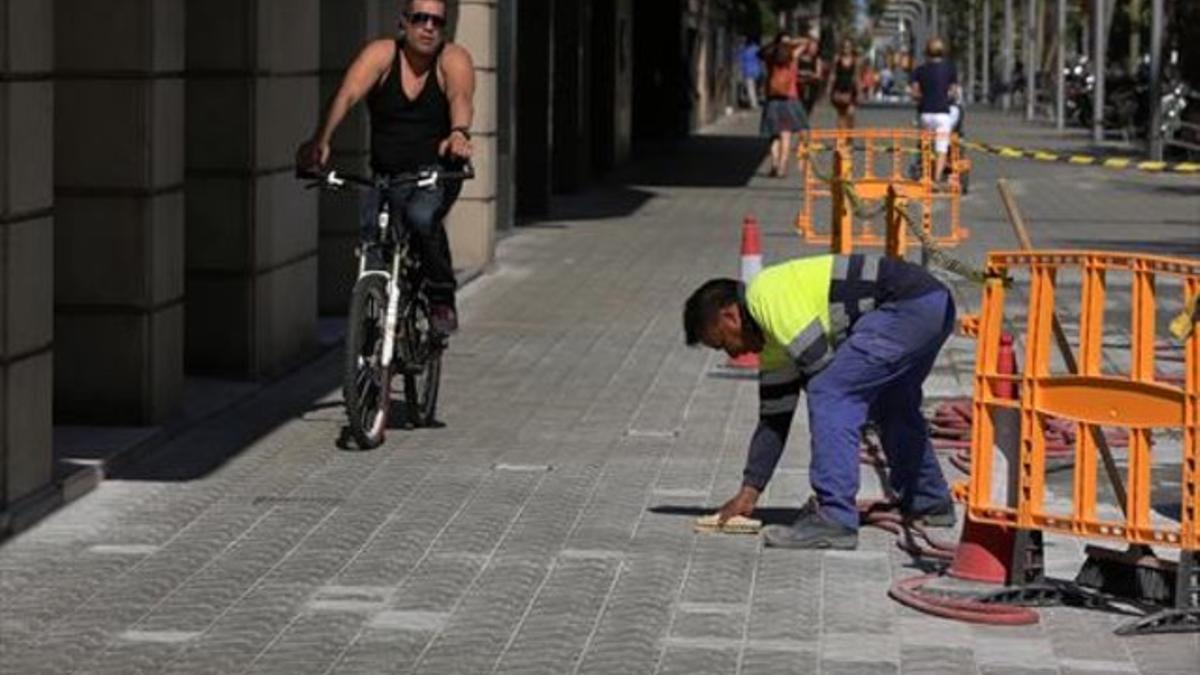 Acera montaña de la Diagonal en Aribau donde se ha iniciado el cambio de baldosas rotas, ayer.