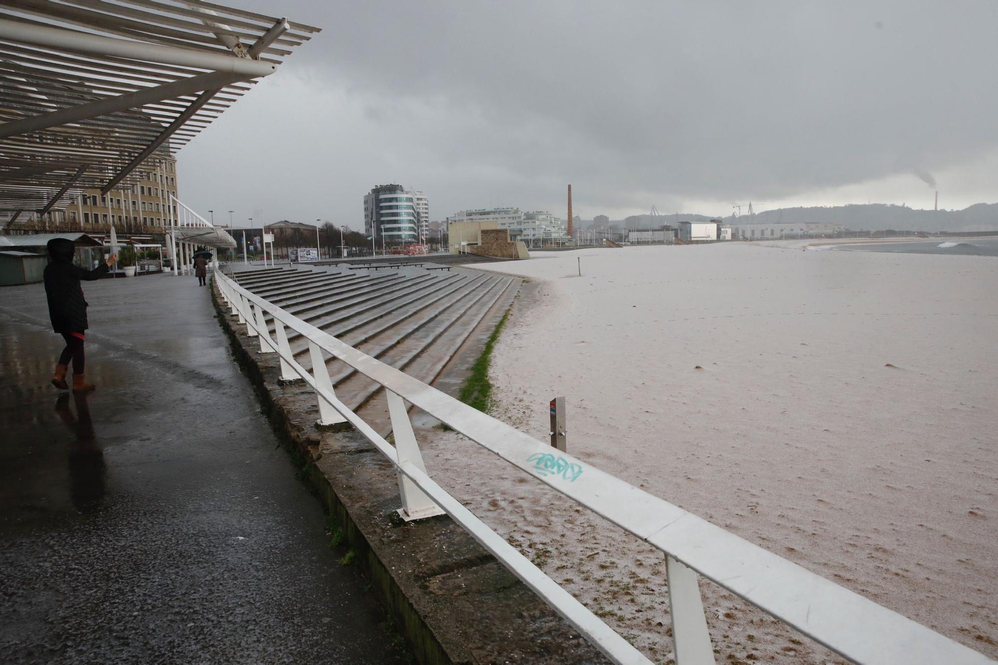 Las imágenes del temporal en Gijón.