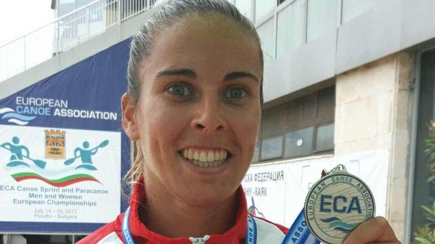 Eva Barrios luce sonriente su medalla de plata lograda ayer en Plovdiv.