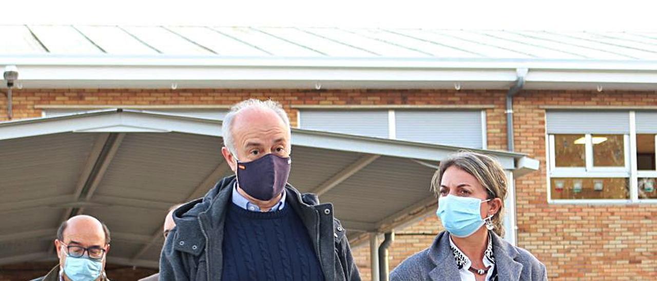 Gonzalo Durán y Luisa Piñeiro, durante la visita al centro. |  // FDV