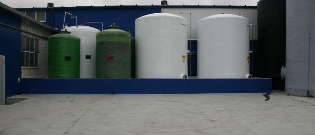 Depósitos que almacenan 60.000 litros de aceite y vinagre. // S.A.