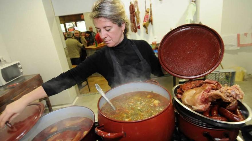 La cocinera Natalia Menéndez prepara el pote en Turón, en una imagen de archivo.