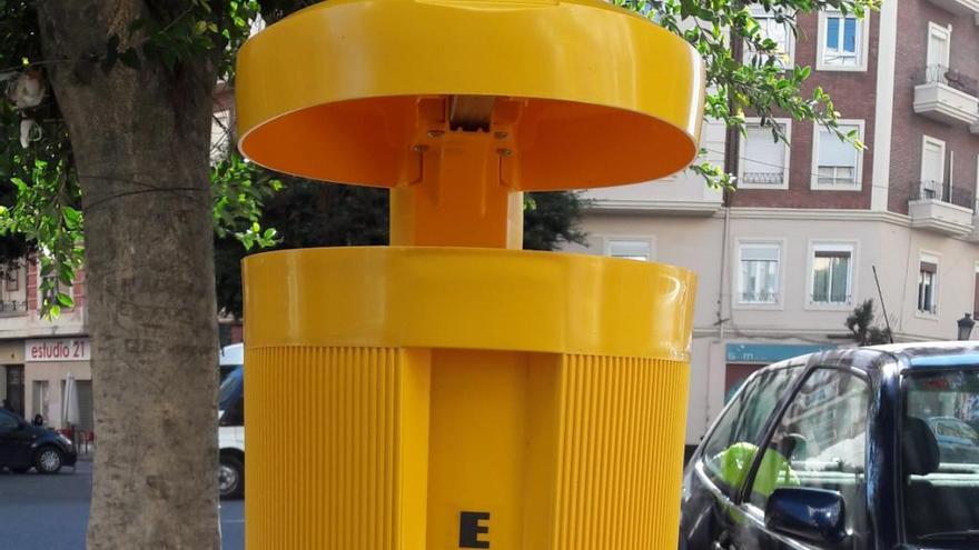 Más papeleras amarillas en los barrios de Ciutat Vella y l&#039;Eixample para las Fallas