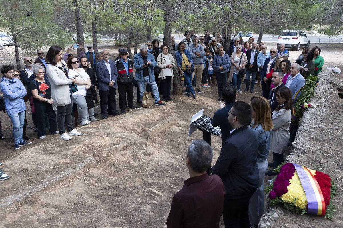 El PSPV de València conmemora el día de Todos los Santos en el Paredón de Paterna