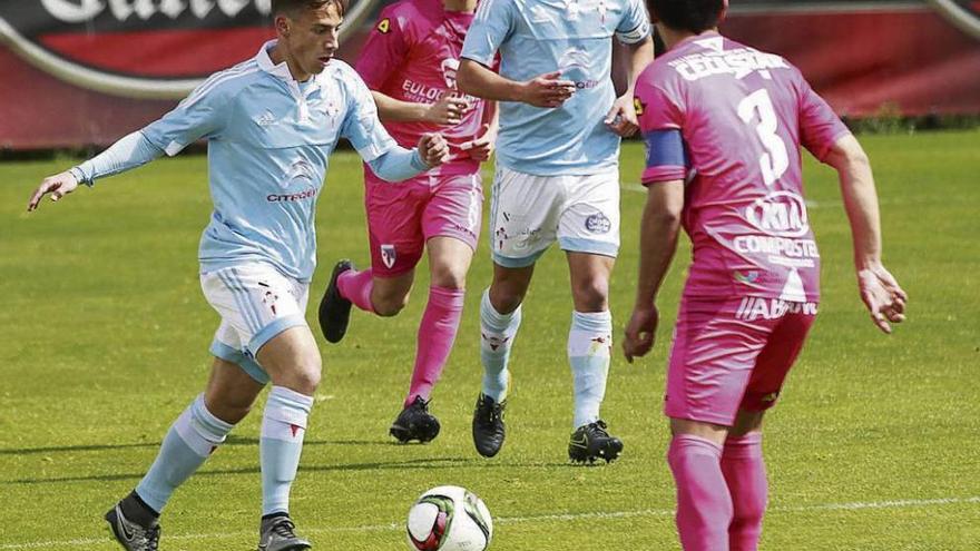 El céltico Julio Delgado encara a un rival en un lance del partido de ayer en Barreiro. // José Lores