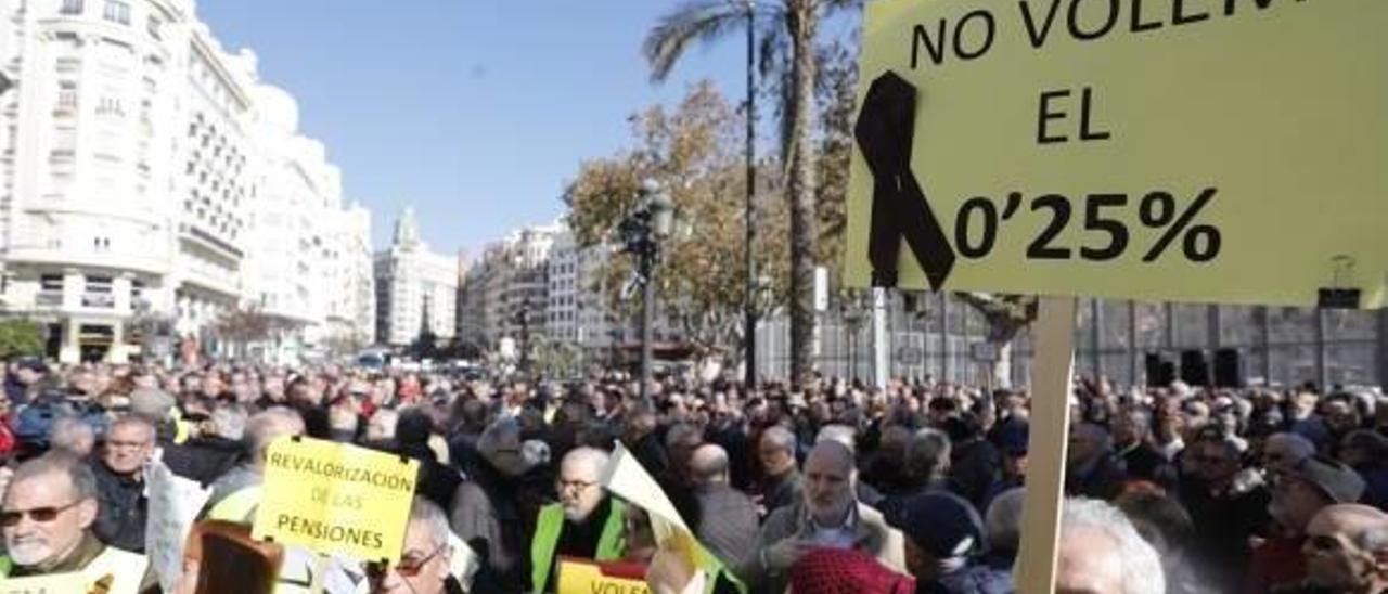 Expertos recetan más empleo e impuestos para mantener las pensiones