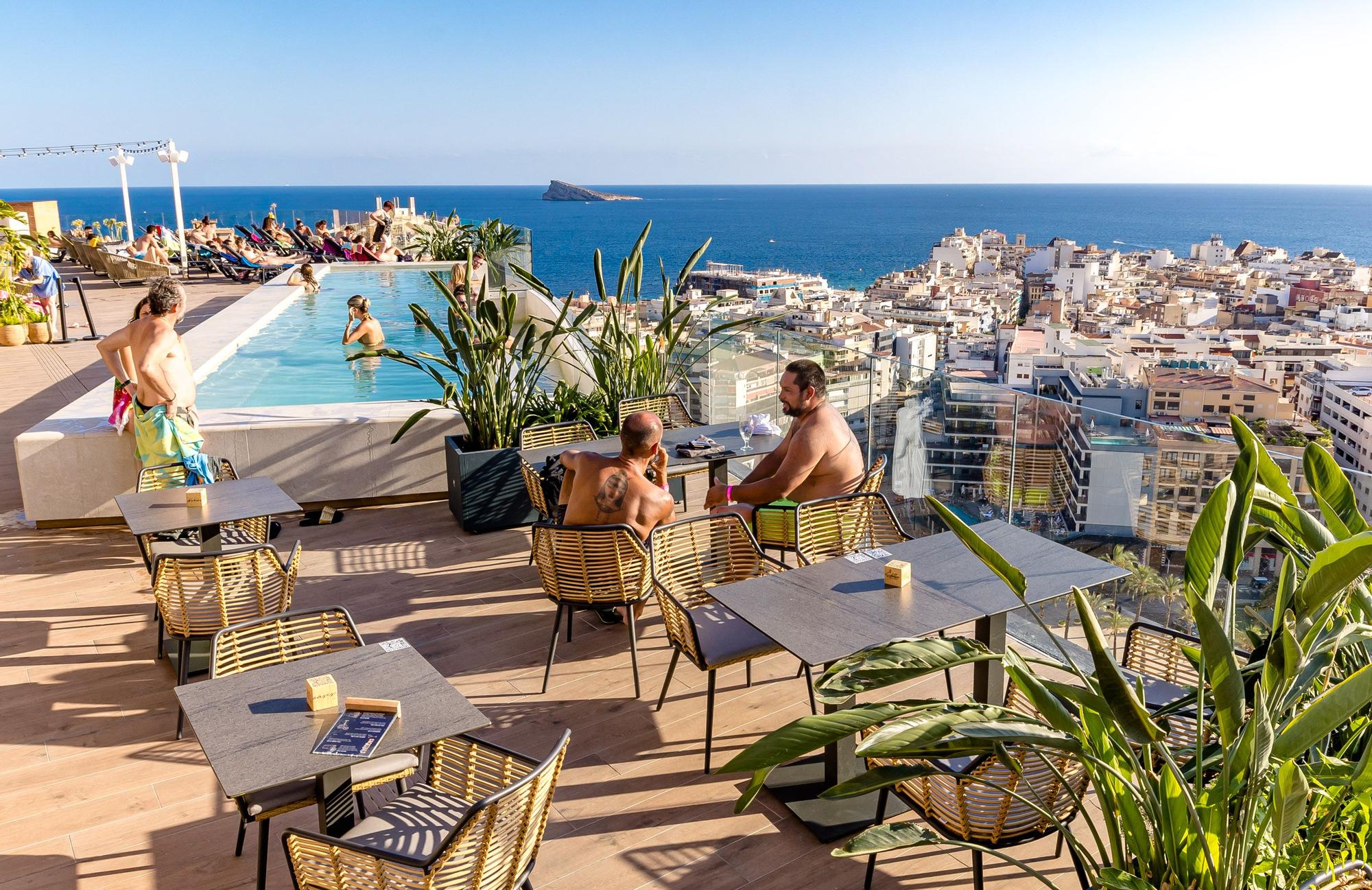 Las "rooftop" se han convertido en uno de los reclamos de los hoteles de la ciudad con bares, tanto para clientes como visitantes, o piscinas