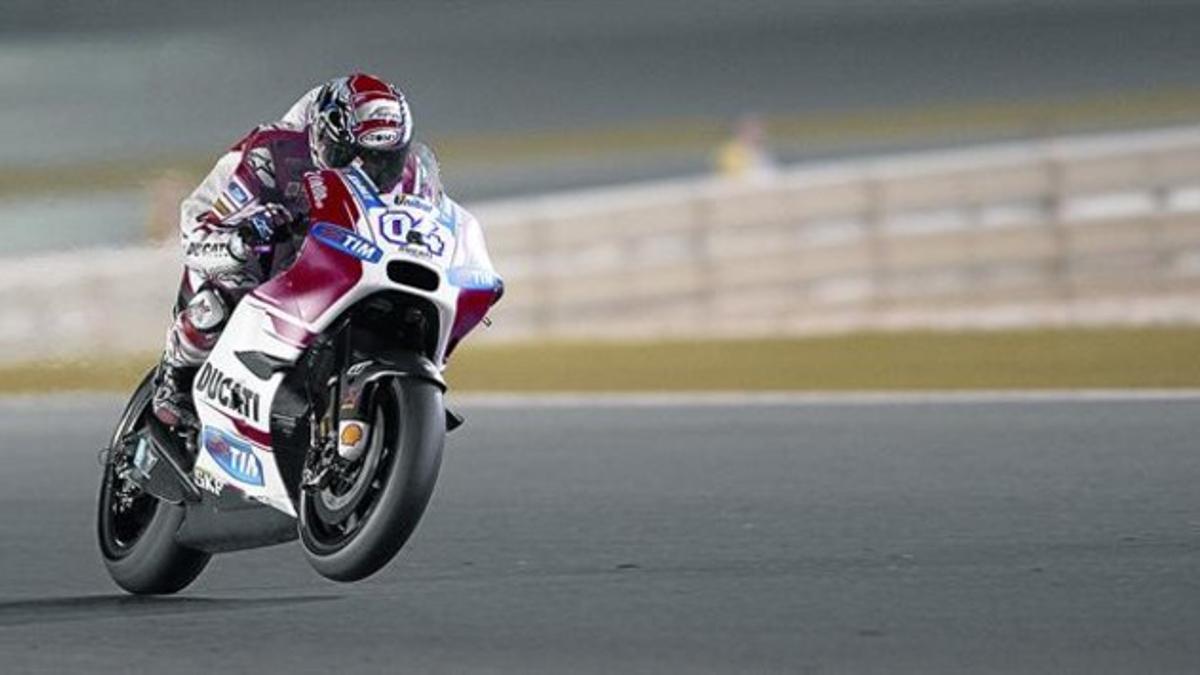 El italiano Andrea Dovizioso celebra, en la recta del trazado de Doha, su extraordinaria última vuelta que le permitirá liderar hoy la parrilla de MotoGP.