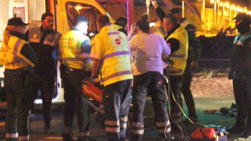 Un coche pasa por encima de un hombre