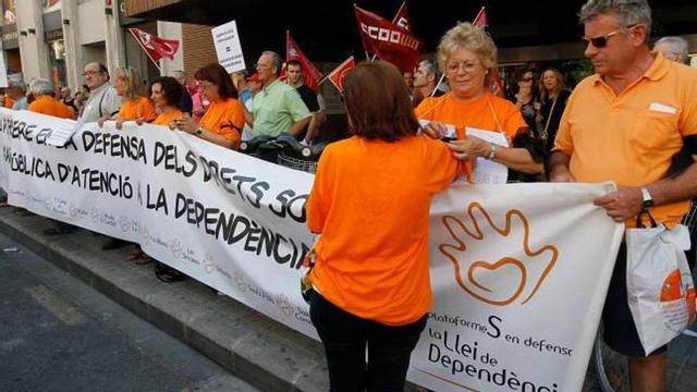 Protesta de la Plataforma en Defensa de la Ley de Dependencia, ante la delegación del Gobierno en Valencia.