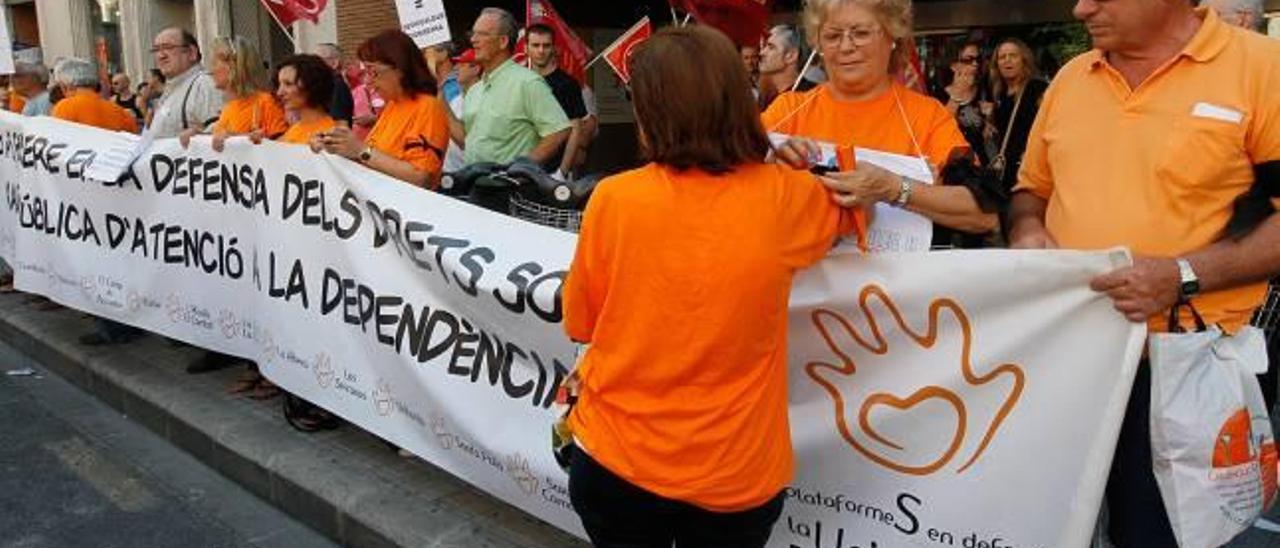 Protesta de la Plataforma en Defensa de la Ley de Dependencia, ante la delegación del Gobierno en Valencia.