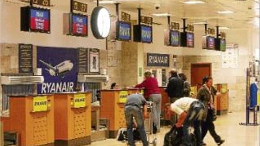 Passatgers facturant a les taquilles de Ryanair a Girona, lluny d&#039;aglomeracions d&#039;èpoques passades.