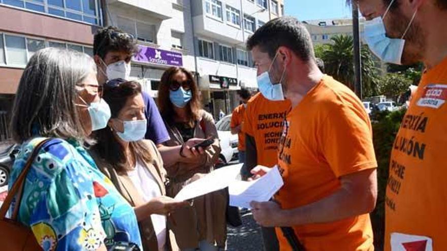 Los trabajadores de Alu Ibérica se manifiestan y piden a Inés Rey que medie ante Pedro Sánchez