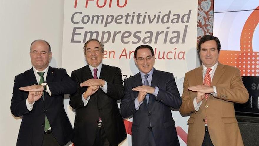 La CEA aprovechó la celebración ayer de su asamblea general en Antequera para apoyar la candidatura de los Dólmenes para ser catalogados como Patrimonio Mundial de la Unesco. En la imagen, el alcalde Manuel Barón; el presidente de CEOE, Juan Rosell; el de la CEA, Javier González de Lara, y el de Cepyme, Antonio Garamendi, realizan el habitual gesto.