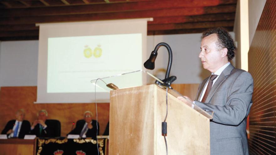 El catedrático José Juan Pazos Arias, durante el acto de ingreso, ayer. // RAGC