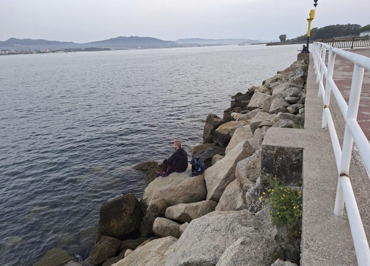 Un punki en la escollera de Cangas