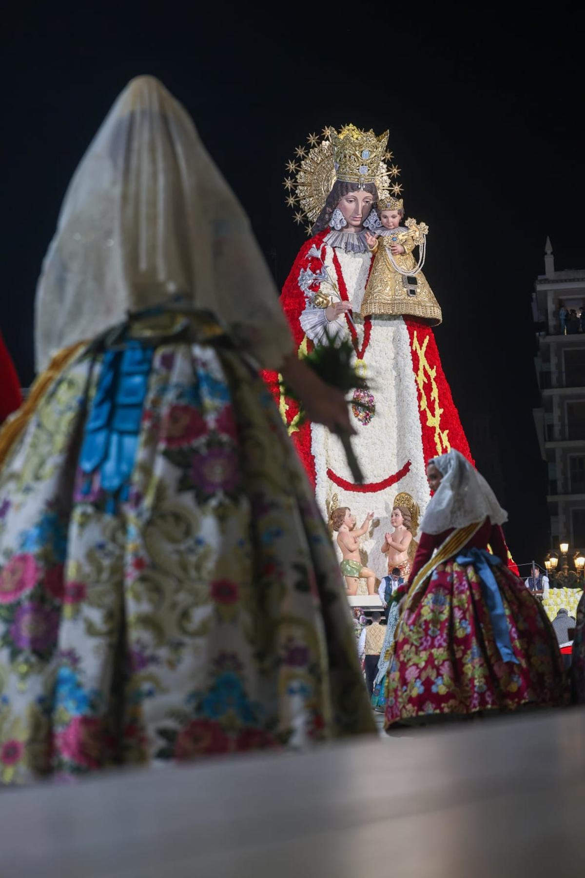 El manto de la Virgen ya luce su espíritu por la paz