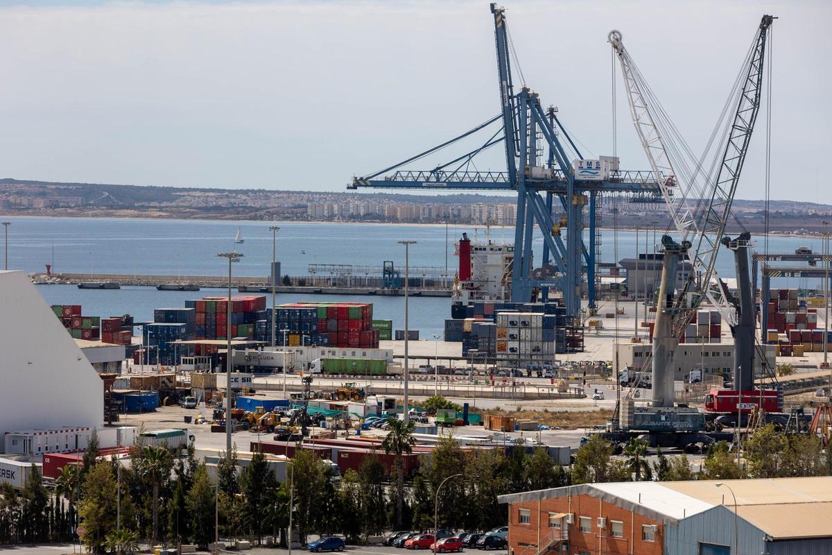 Terminal de mercancías del Puerto de Alicante.
