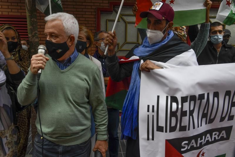 Manifestacion de saharauis delante del Consulado de Marruecos
