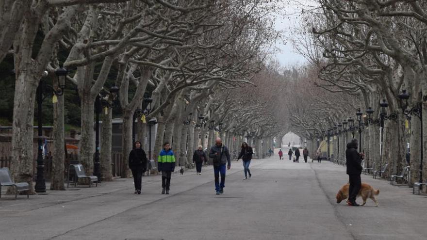 Poques persones al passeig de la Indústria, el Vall, de Berga, diumenge al matí