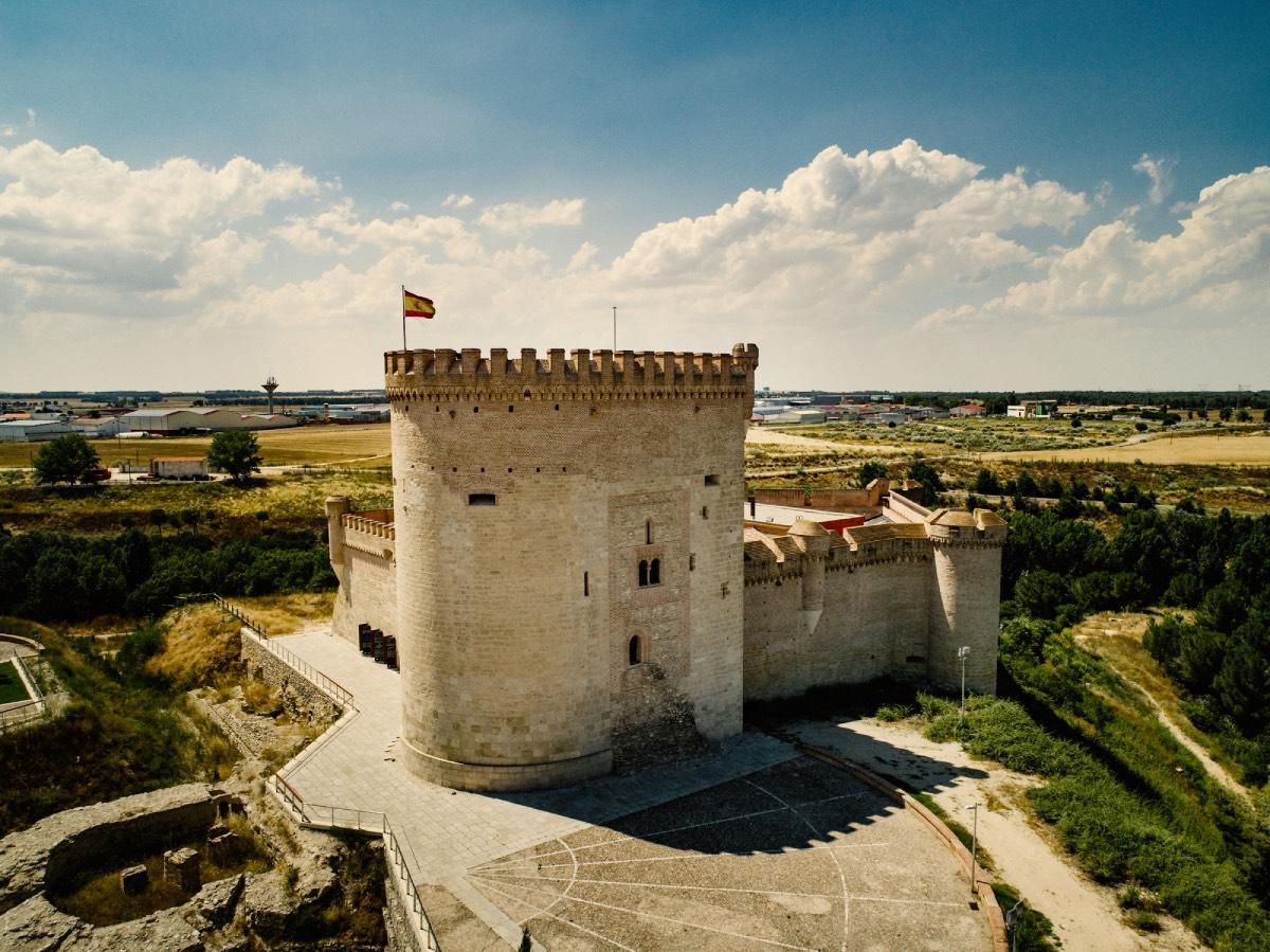 El pueblo amurallado más bonito de Ávila tiene un castillo medieval que ha sido cementerio, prisión y residencia real