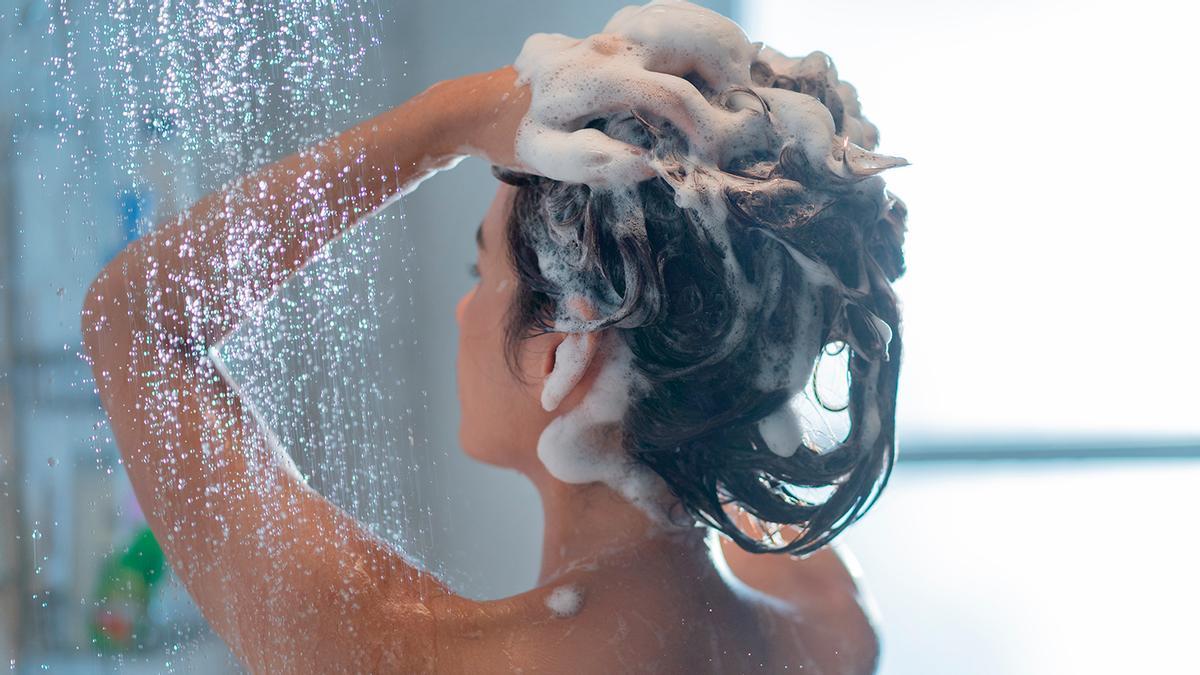 El error que comete mucha gente al lavarse el pelo a esta hora: pueden salir hongos o provocar la caída del cabello