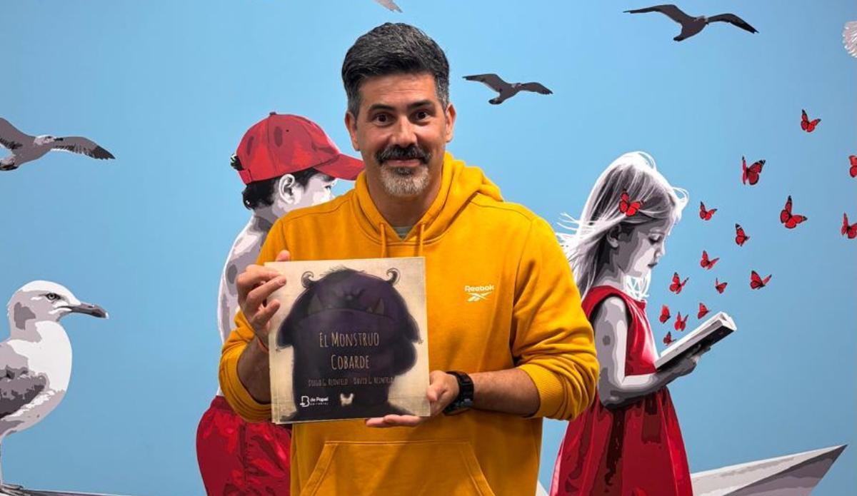 El autor del libro, Diego G. Reinfeld, junto a su obra.