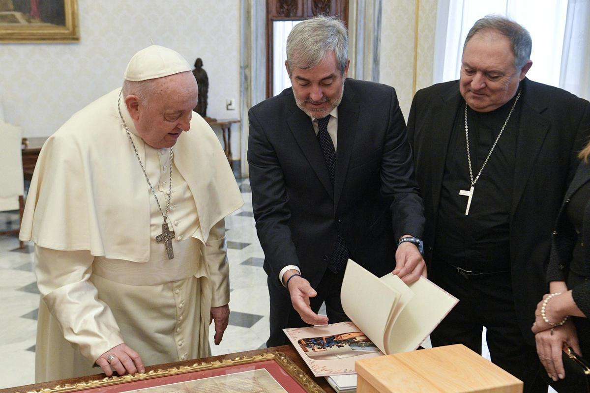 El Papa Francisco con Fernando Clavijo y José Mazuelos.